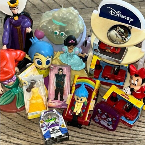 Disney Action Figures Minis with Disney Shelf 2! favorite ❤️ characters Playset - Picture 4 of 17